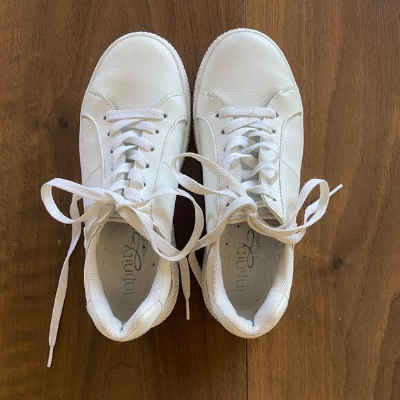 Non Slip Infinity by Cherokee White Sneakers - Size 6 - Picture 1 of 7